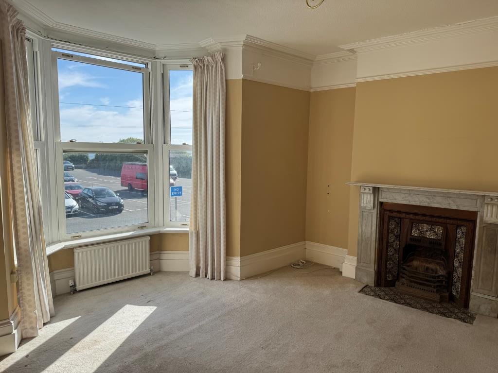 Lot: 151 - FOUR-BEDROOM HOUSE FOR IMPROVEMENT WITH SEA VIEWS - 1st Floor Front Bedroom